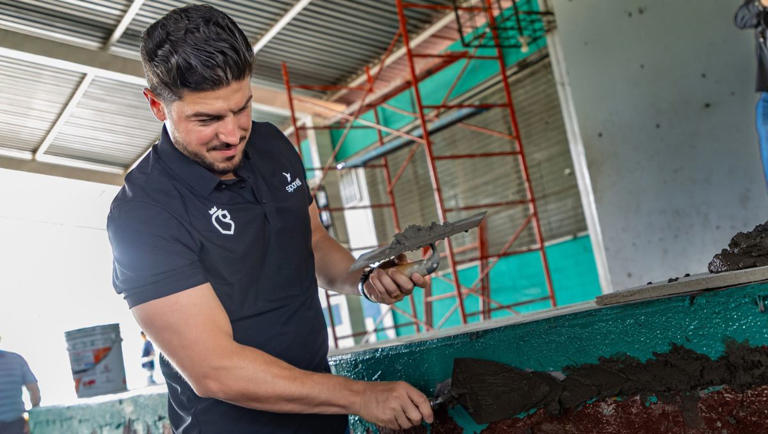 samuel-garc-a-y-mariana-rodr-guez-encabezan-rehabilitaci-n-de-escuelas