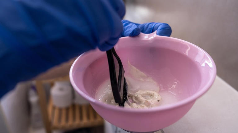 What happens if you mix baking soda and hydrogen peroxide?