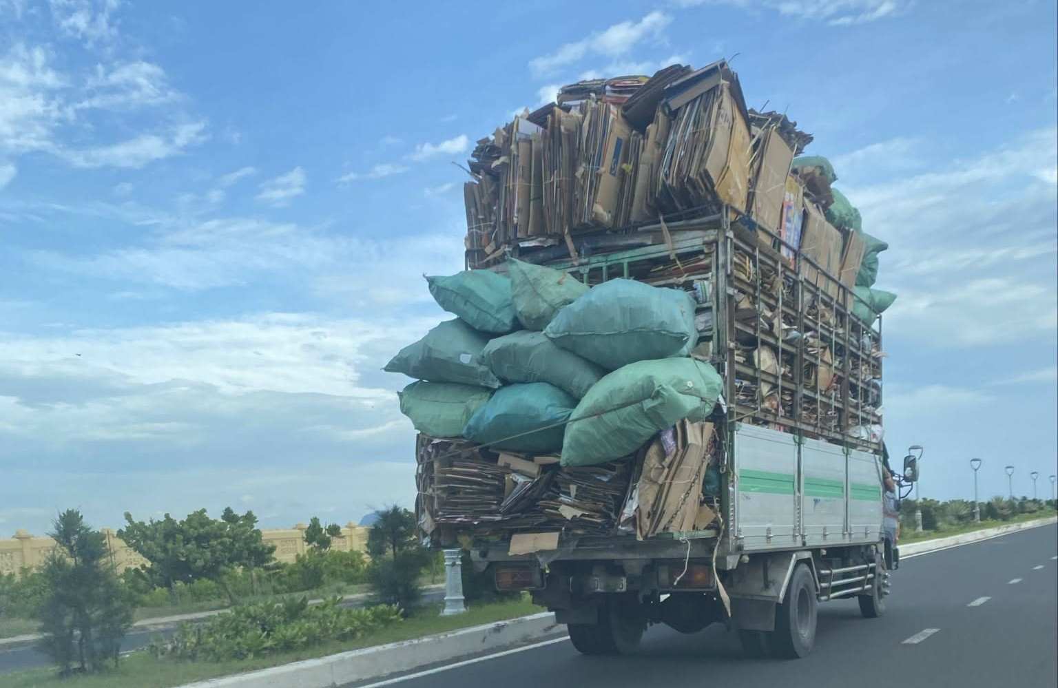 Lái xe tải chở hàng làm rơi vãi xuống đường, tài xế bị phạt 8 triệu đồng