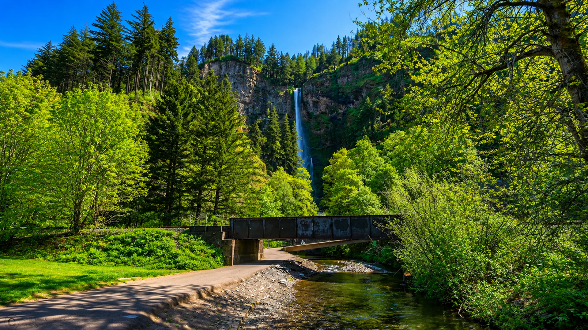 Multnomah Falls Oregon’s iconic 620 foot waterfall (4K)