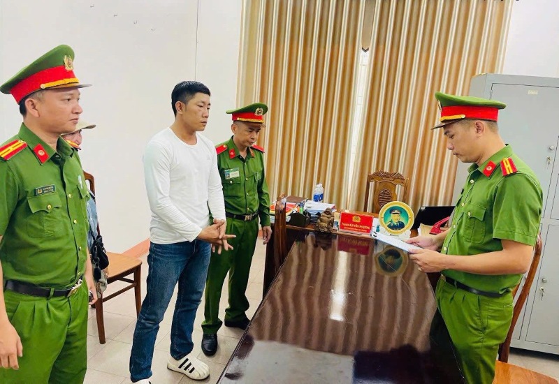 Công an tạm giữ hình sự người đánh tài xế xe 16 chỗ nhập viện