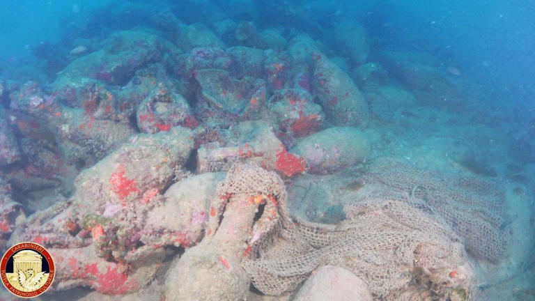 Descubren en Sicilia un barco romano de hace más de 2.000 años cargado con cientos de ánforas
