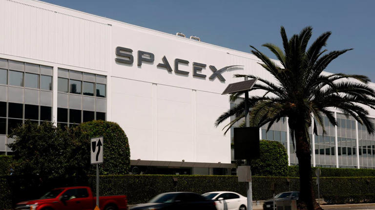 T-Mobile's CEO just dismantled SpaceX's claim that it will take ...