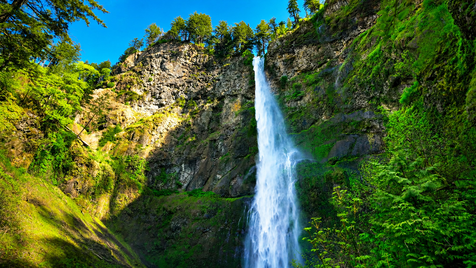 Why Multnomah Falls is an Oregon natural icon (4K)