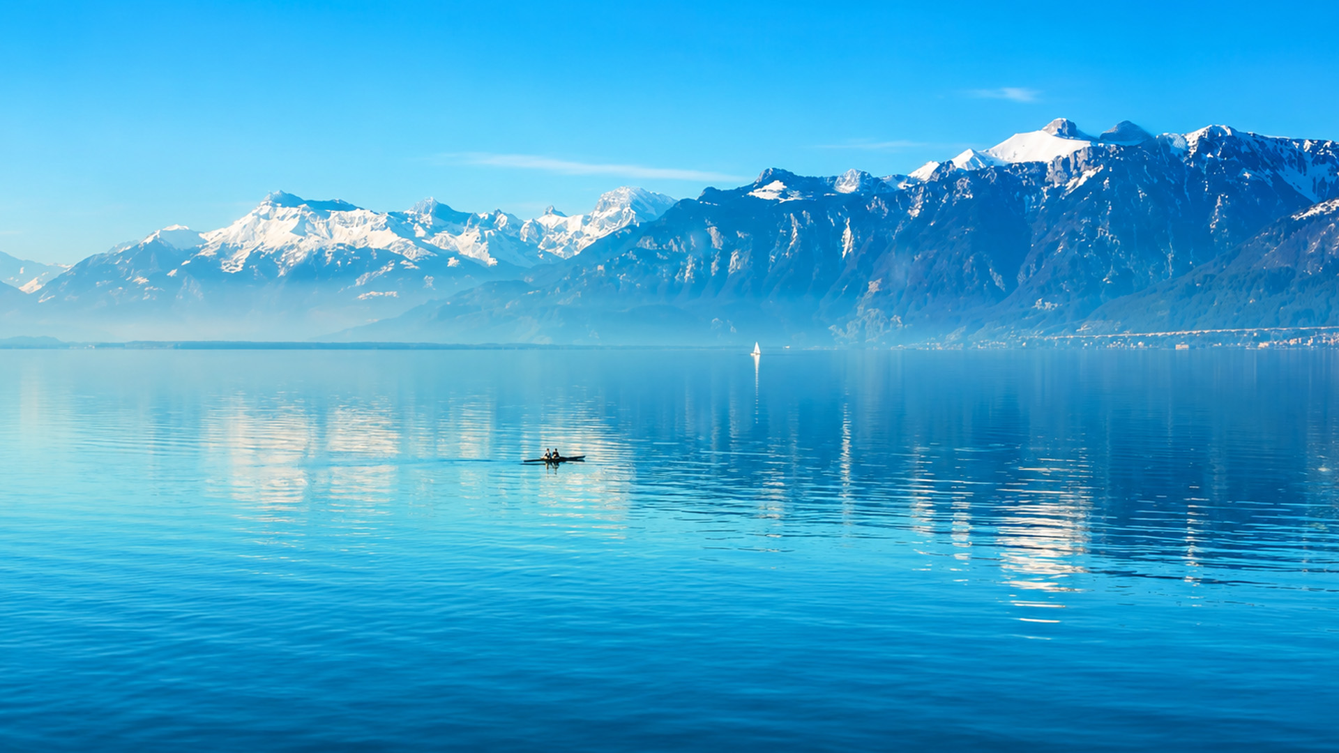 A massive lake surrounded by the Swiss Alps
