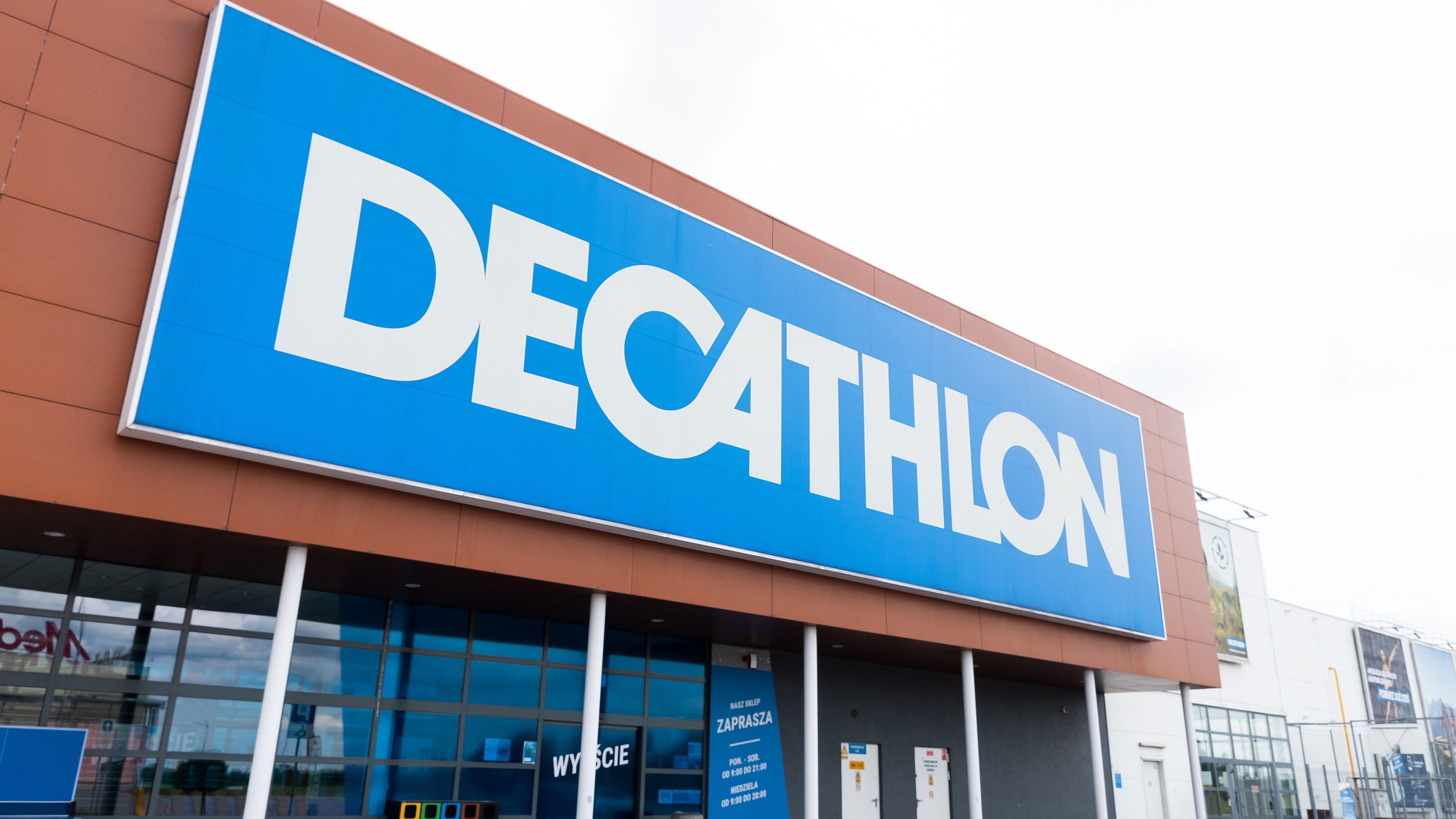 Decathlon wycofuje produkty. Wada, która może doprowadzić do tragedii