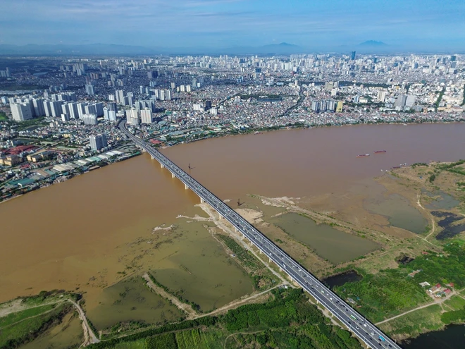 Bạn gái bất tỉnh sau nhiều ngày dùng ma túy, bạn trai quấn băng dính ném xuống sông Hồng