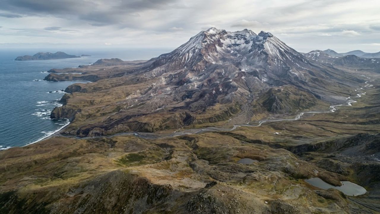 Alert: Alaska's volcanoes exhibit continued volcanic activity