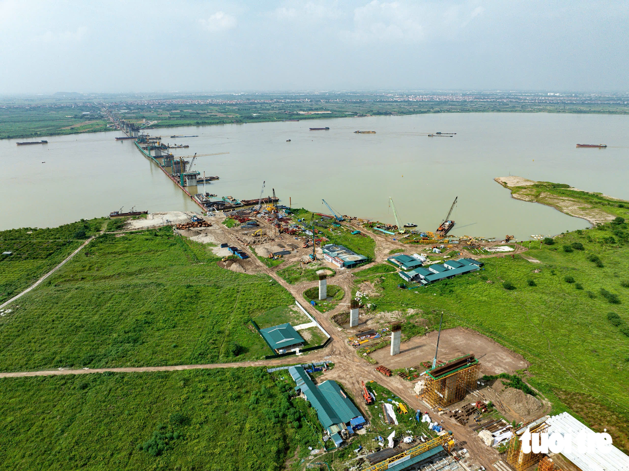 Ngắm cầu Hồng Hà đang mọc nhanh giữa sông Hồng