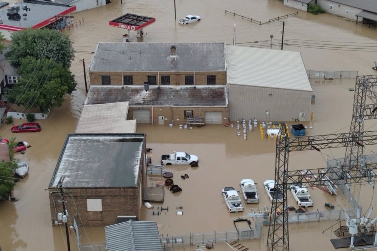 Powerful storm rocks Midwest leaving 700,000 customers without power