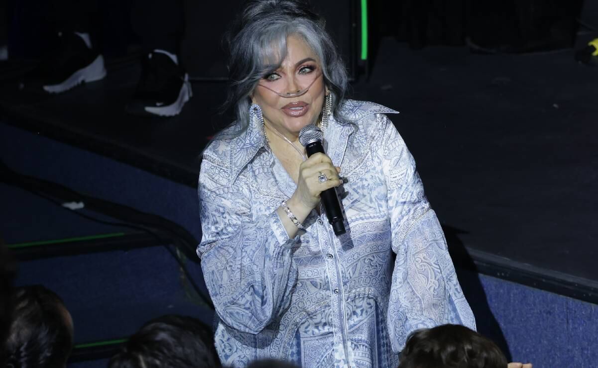 Verónica Castro reaparece, con tanque de oxígeno, en la graduación de ...