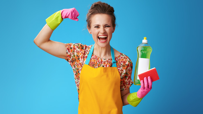 Nitrile vs. latex cleaning gloves: What's the difference?