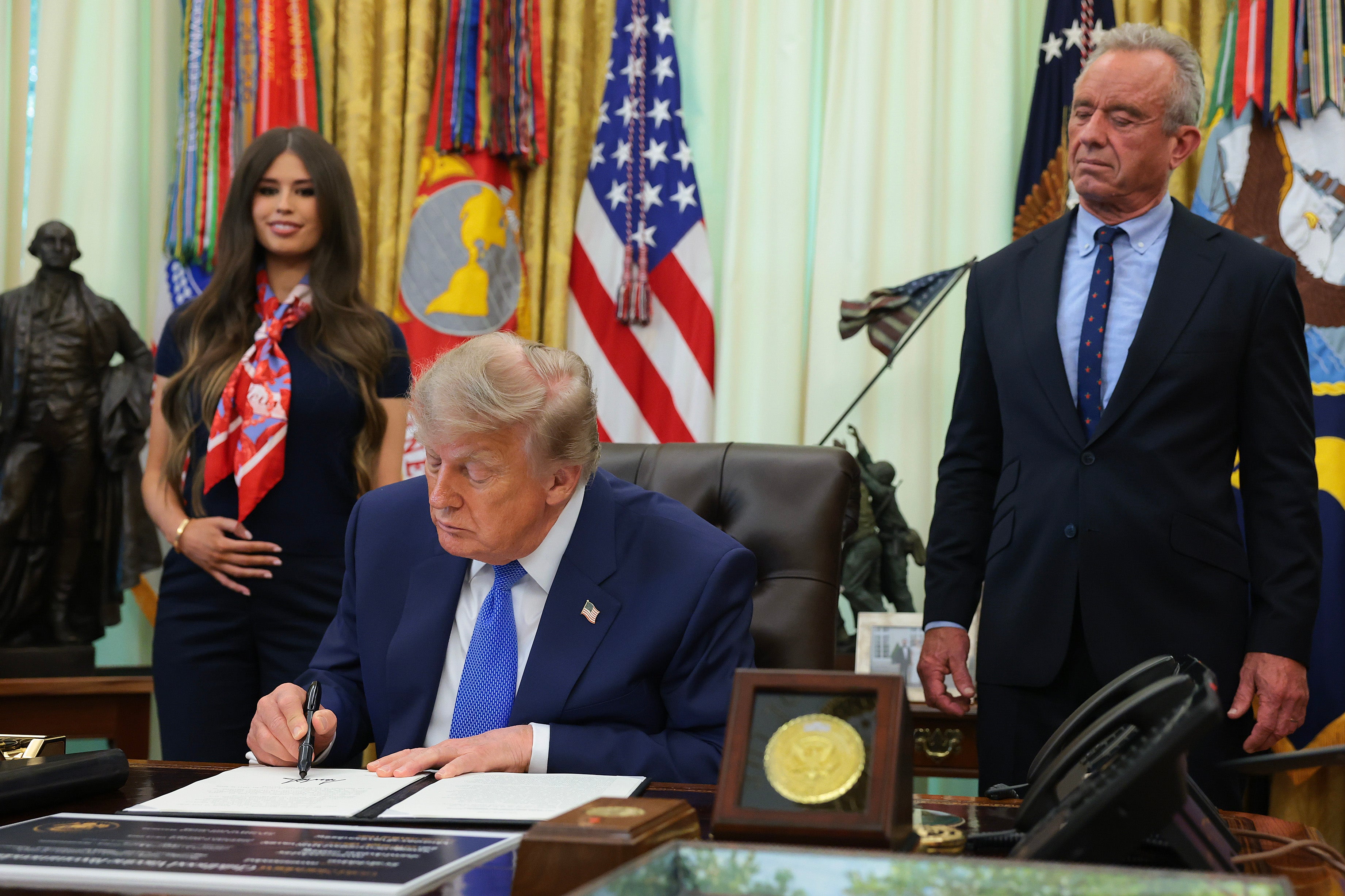 Mujer que asentía detrás de Trump explica por qué se tocaba el vientre