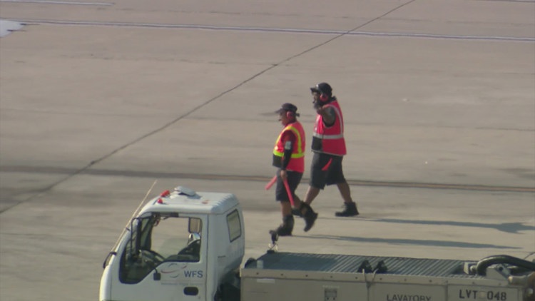 Houston airport workers to receive pay raises under mayor's executive order