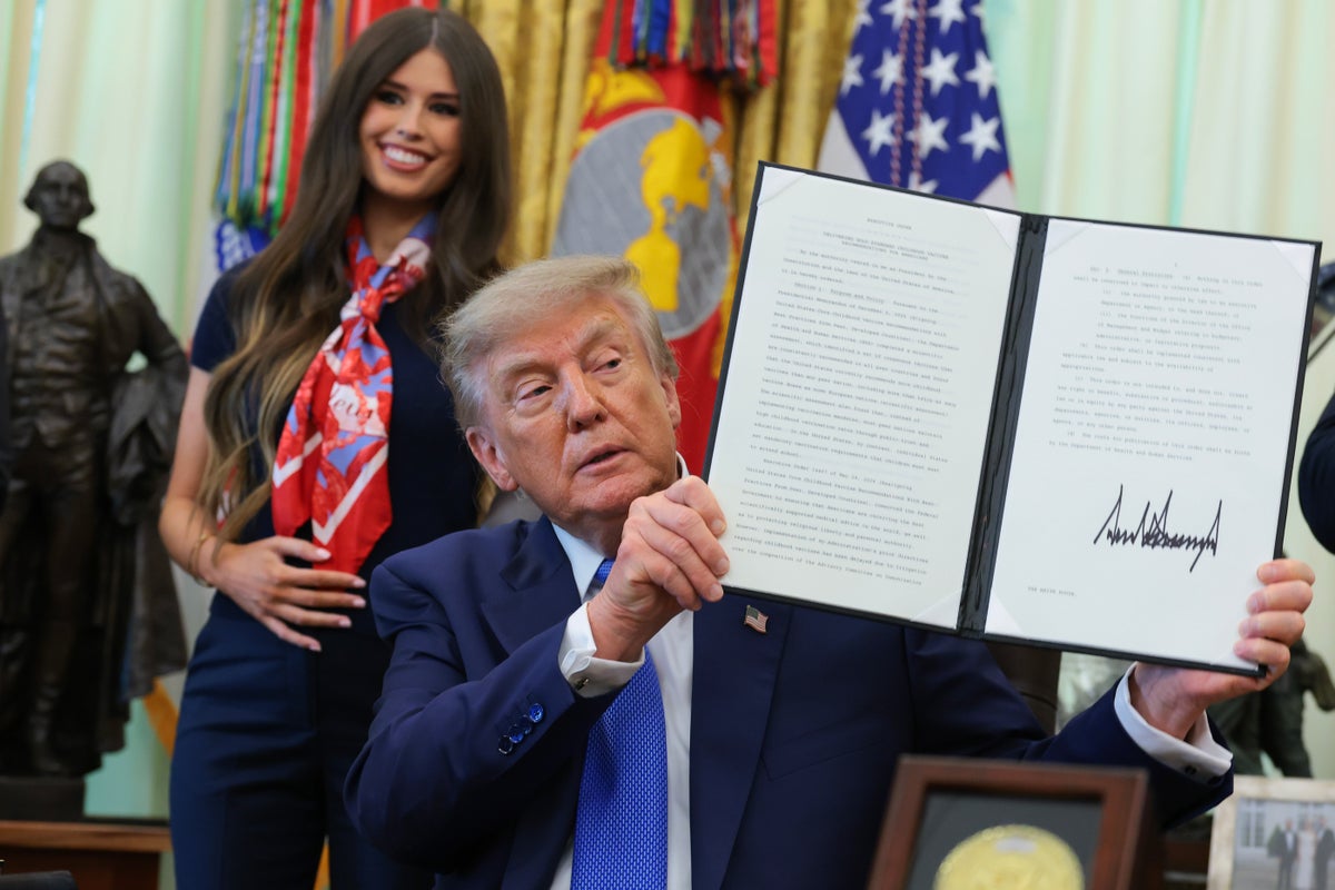 Mujer que asentía detrás de Trump explica por qué se tocaba el vientre