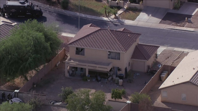 Barricaded suspect in Glendale standoff dead, shelter-in-place lifted