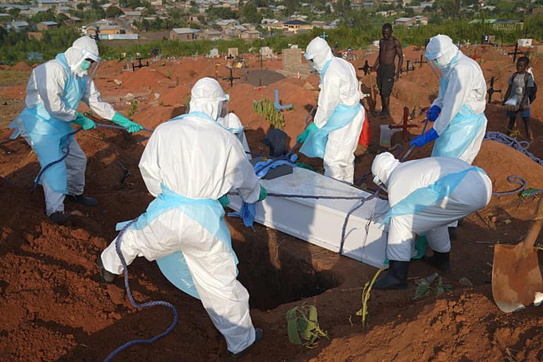 Médicos descienden a una tumba el féretro con los restos de Jacques Lobo Dhena, fallecido de ébola, durante un servicio funerario en Bunia, provincia de Ituri, RDC Dieudonne Dirole / AP