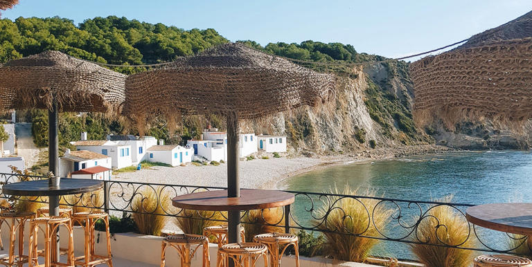 Lista de locales de moda, recomendados en la localidad alicantina de Jávea. Embruix, Cala Bandida, Casa Grau, Tula, La Rebotica, La Siesta, entre otros.