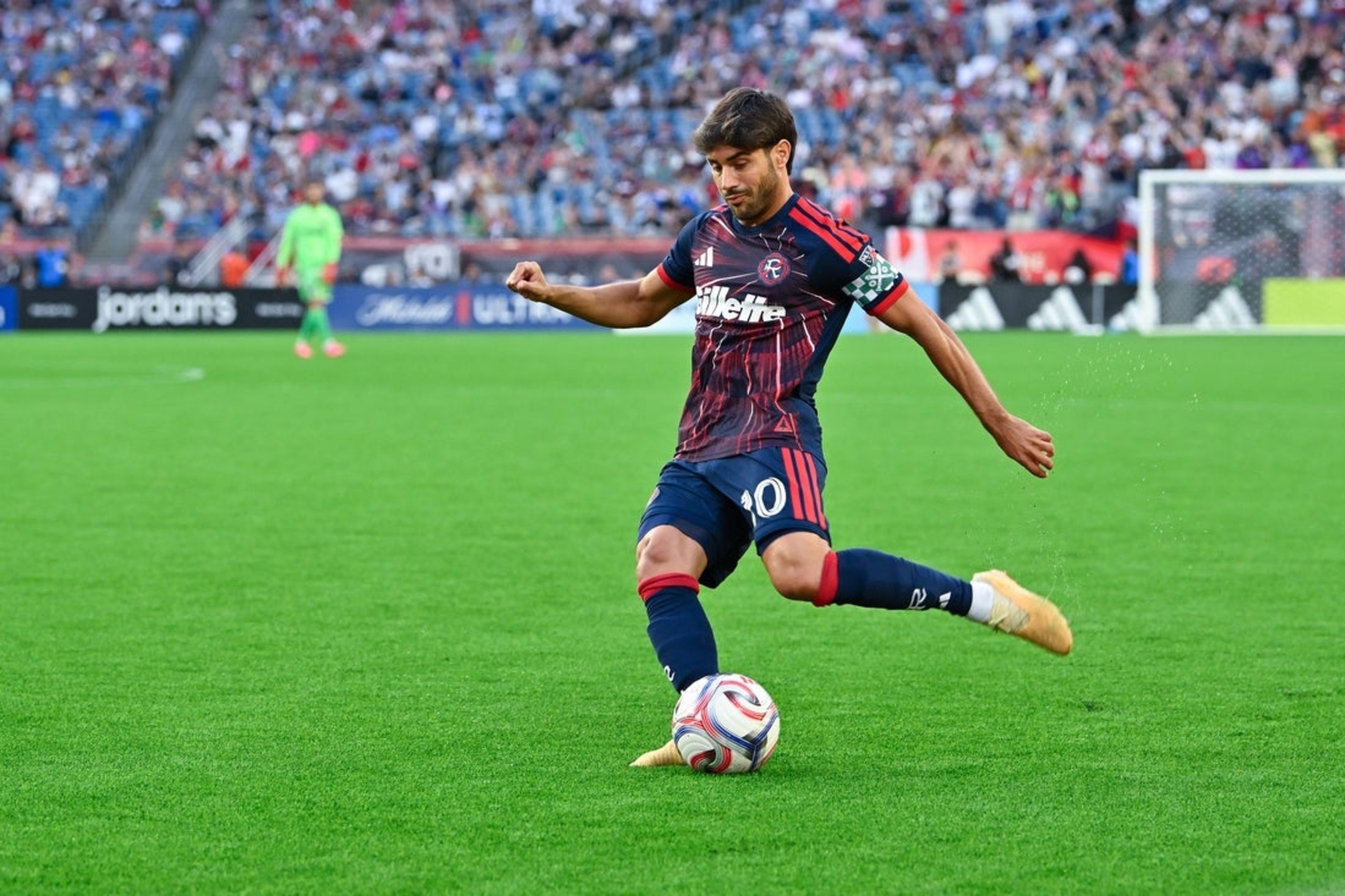 revs-dynamo-each-bring-unbeaten-streaks-into-rescheduled-clash