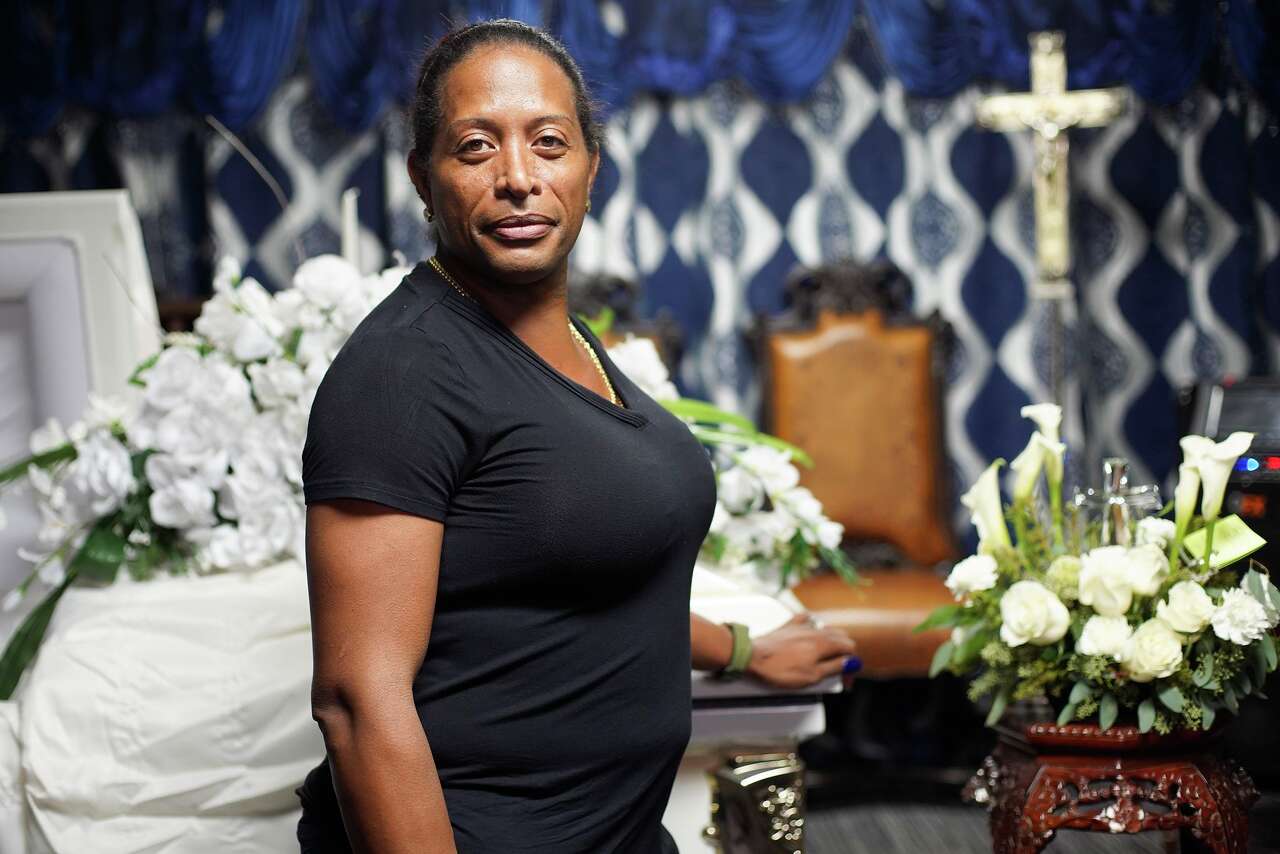 Houston funeral home operator freed on $800K bond in alleged $2.2M estate theft case