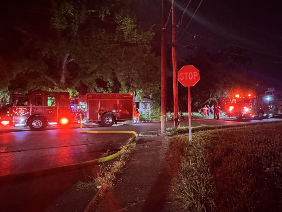 Huntsville Fire reponds to fire near University Drive