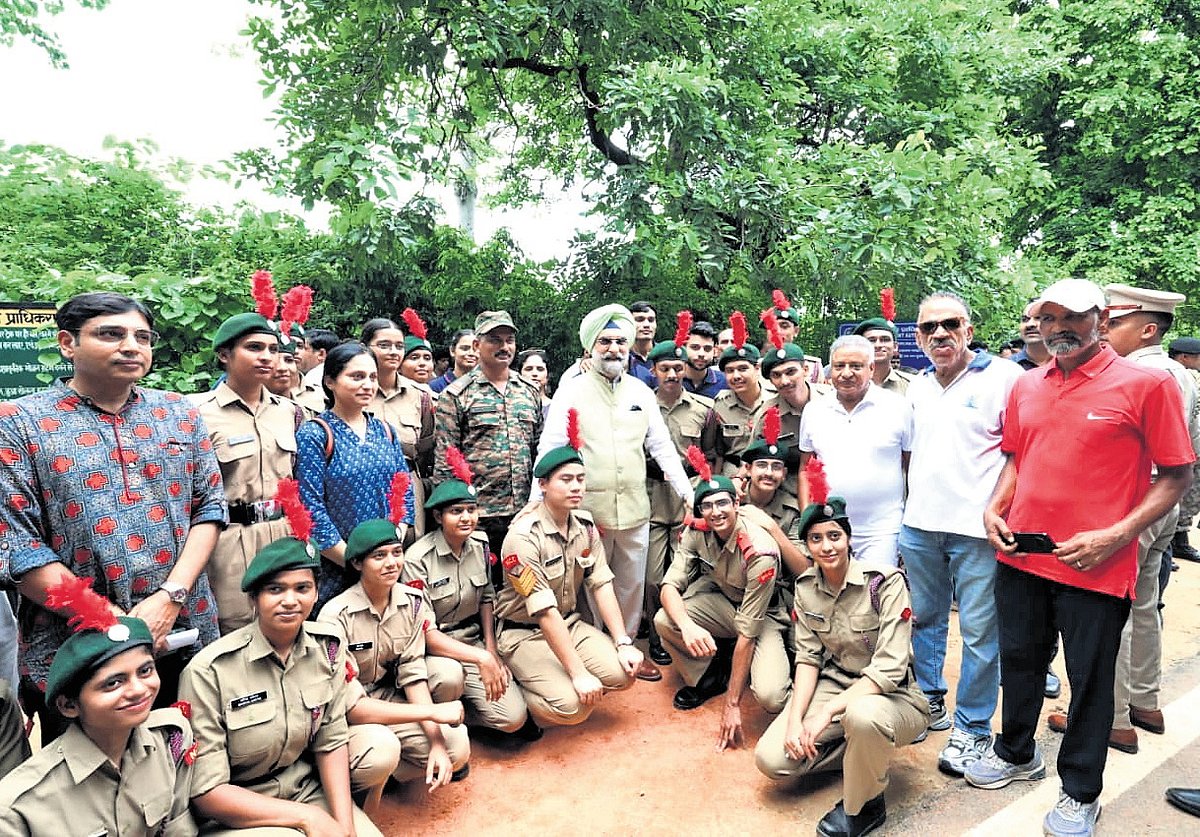 Delhi L-G leads drive to plant 1 lakh saplings