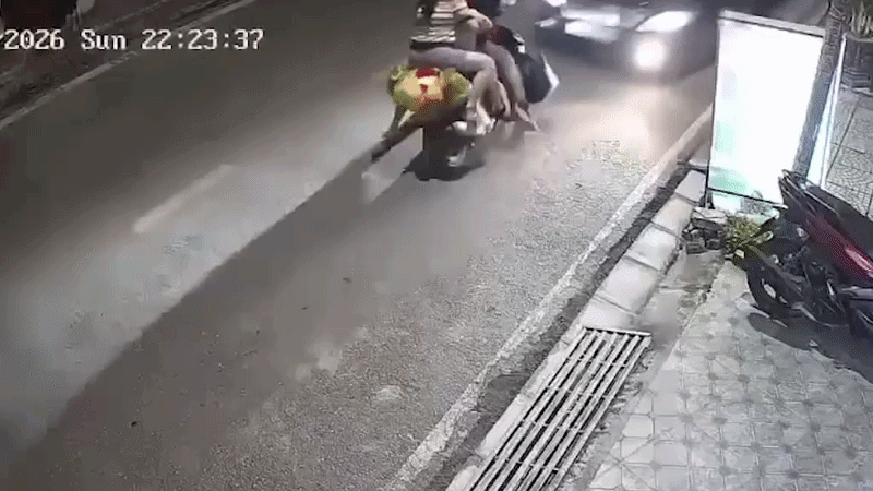 Camera ghi lại cảnh tài xế ô tô tông trực diện xe máy rồi bỏ đi khỏi hiện trường - Ảnh: D.C.