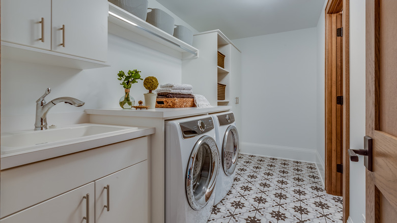 30 ways to organize your laundry room