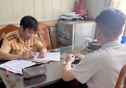 Tài xế vi phạm làm việc với cảnh sát - Ảnh: Cục Cảnh sát giao thông