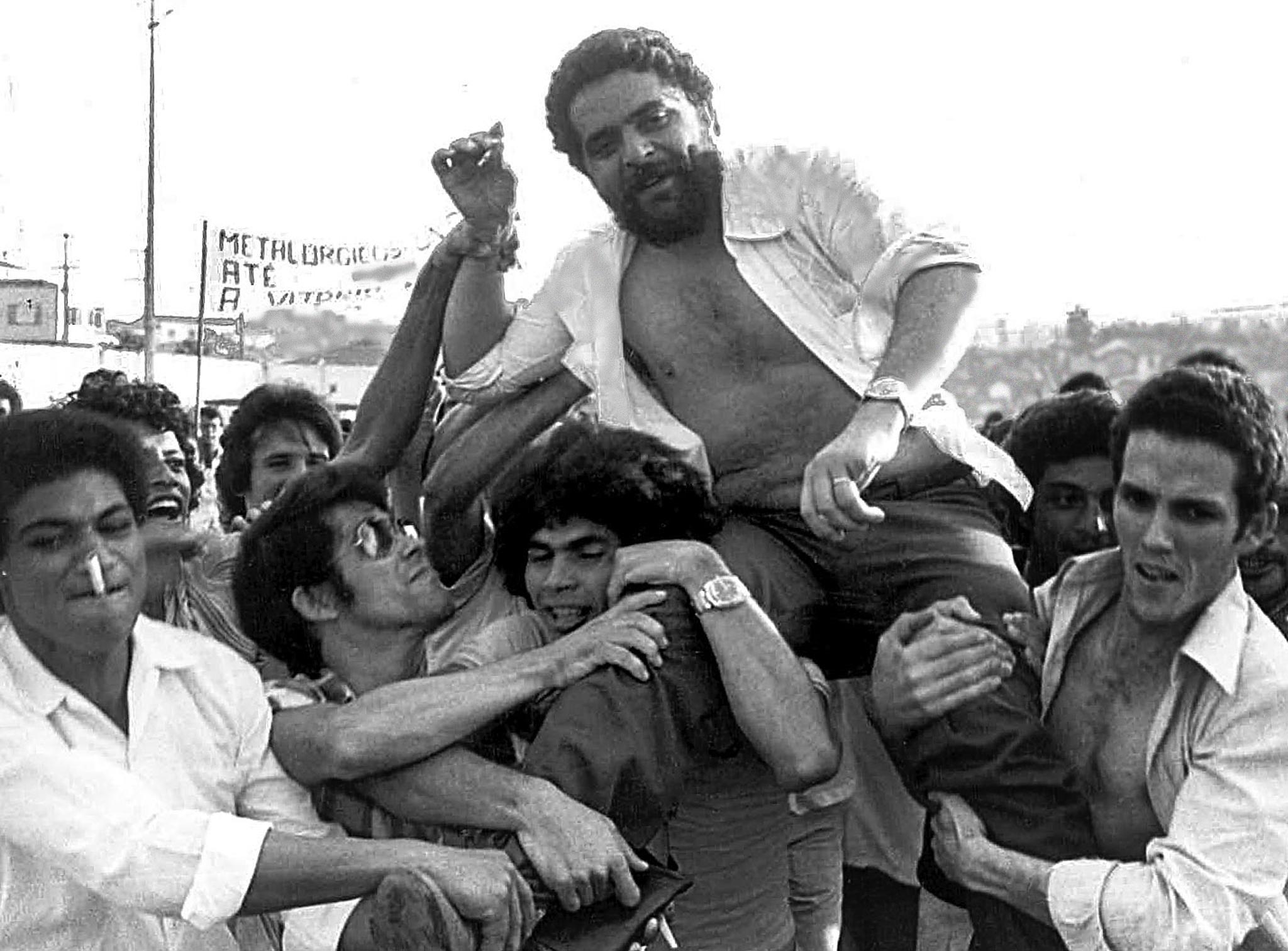 Lula é erguido por colegas metalúrgicos após comício sindical em São Bernardo do Campo, em 22 de março de 1979