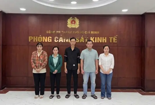 Báo điện tử Tiền Phong Các bị can trong vụ án (từ trái sang phải): Lâm Thị Mộng Linh, Trần Thị Phương,Trần Quốc Trung, Kiều Hoàng Nhã và Lâm Thị Kim Nương. Ảnh: CA 1