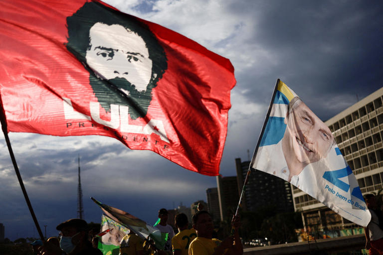 Apoiadores de Jair Bolsonaro e Luiz Inácio Lula da Silva durante a campanha eleitoral em Brasília, em outubro de 2022