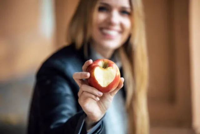 La manzana es de gran ayuda para reducir el riesgo de enfermedades cardíacas y de diabetes tipo 2. iStock