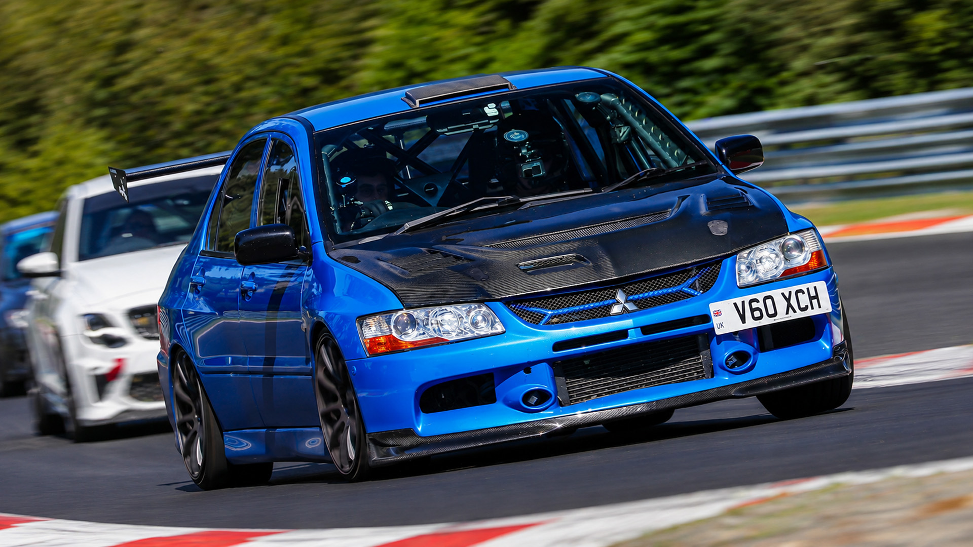 Mitsubishi Lancer Evo 9 attacks Nürburgring at full speed