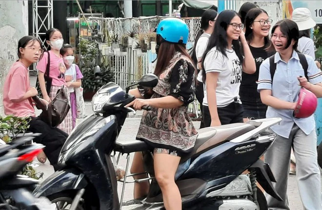Học sinh giờ tan ca tại một điểm học thêm ở TP.HCM có số lượng theo học khá đông - Ảnh: NHƯ HÙNG