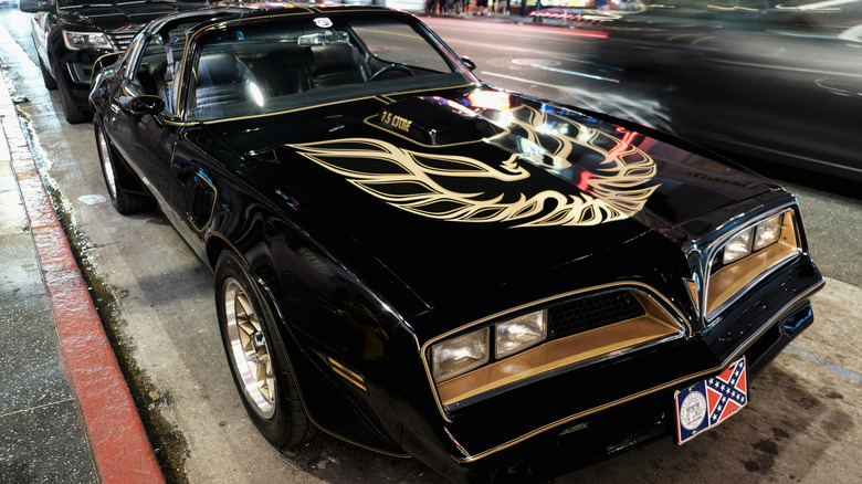 What kind of bird is Pontiac's famous Firebird logo supposed to be?