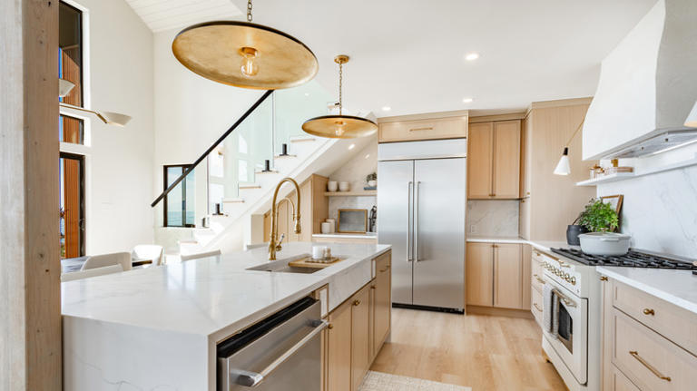The 3 types of kitchen lighting Mike Holmes recommends for functional ...