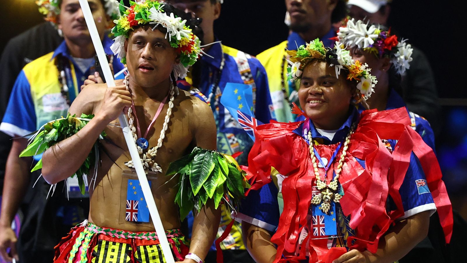 Tarona Taafaki (R) with her brother Pasoni Taafaki at the Commonwealth Games opening ceremony. Pic: Reuters