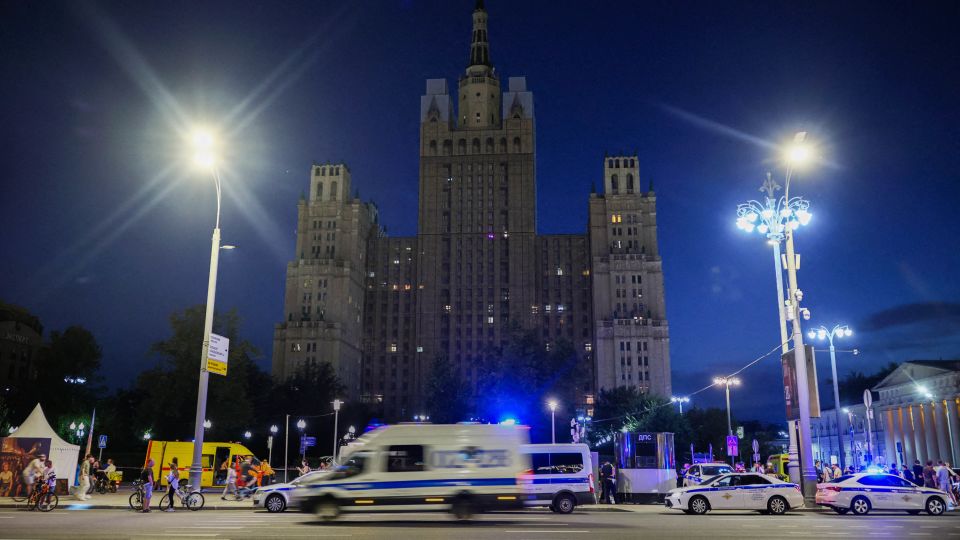 At least 2 dead and 21 injured in bomb attack at upscale Moscow restaurant