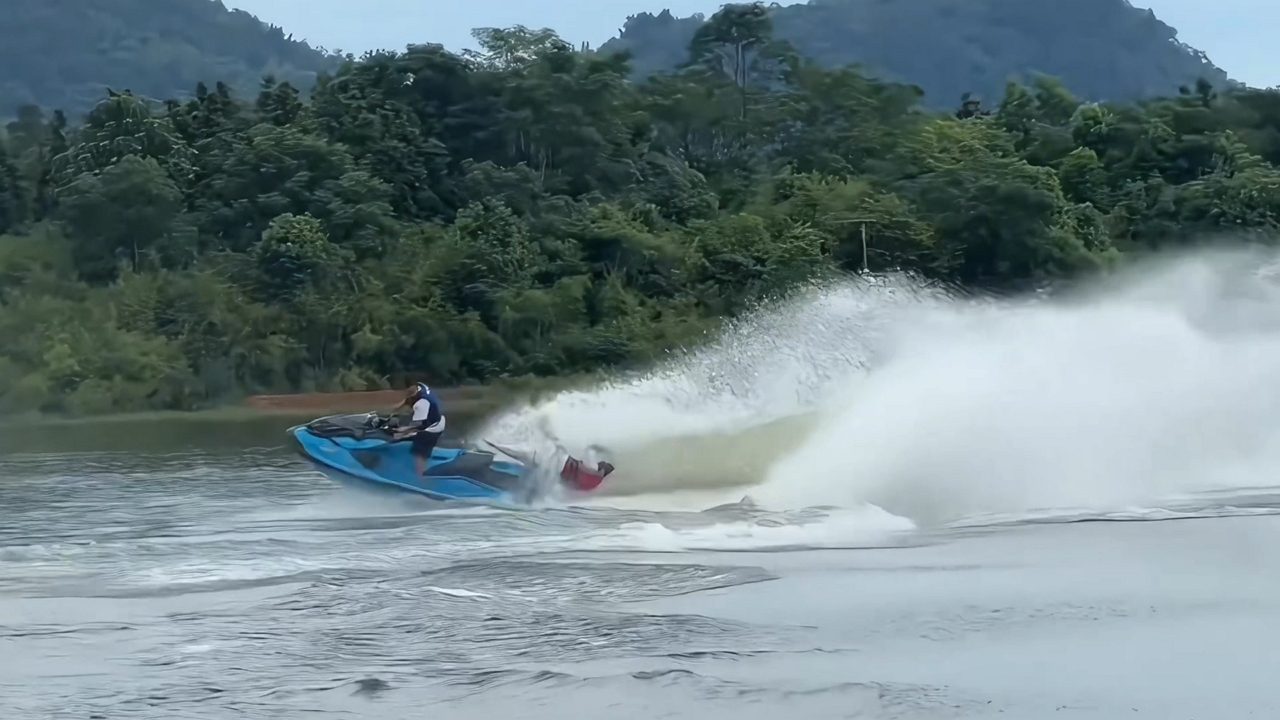 Jet ski passenger takes a splash after wild ride in Jiangxi