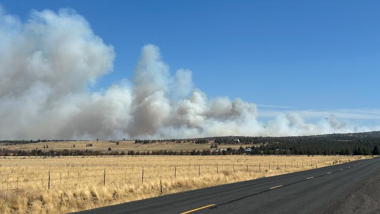 Level 3 evacuation order issued as strong winds, dry conditions threaten progress in fighting Central Oregon wildfires