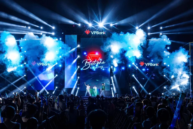 Hàng ngàn khán giả cháy cùng Bích Phương, Hoàng Dũng tại đại nhạc hội VPBank Prime's Night