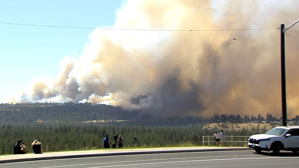 Thousands ordered to flee homes as fast-moving wildfire grows in Spokane County, Washington