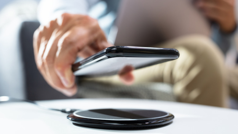 3 disadvantages of wirelessly charging your phone