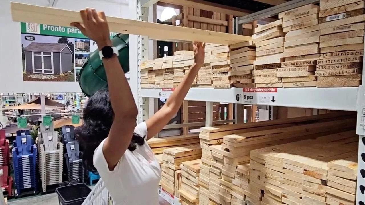 Ela compra uma tábua enorme na Home Depot e tem uma ideia genial para a ...