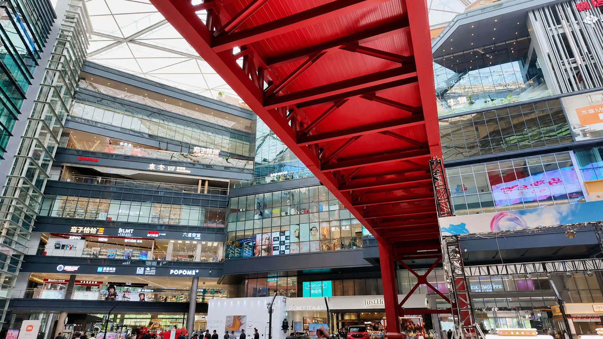 La parte inferior de un puente rojo crea una perspectiva impactante en ...