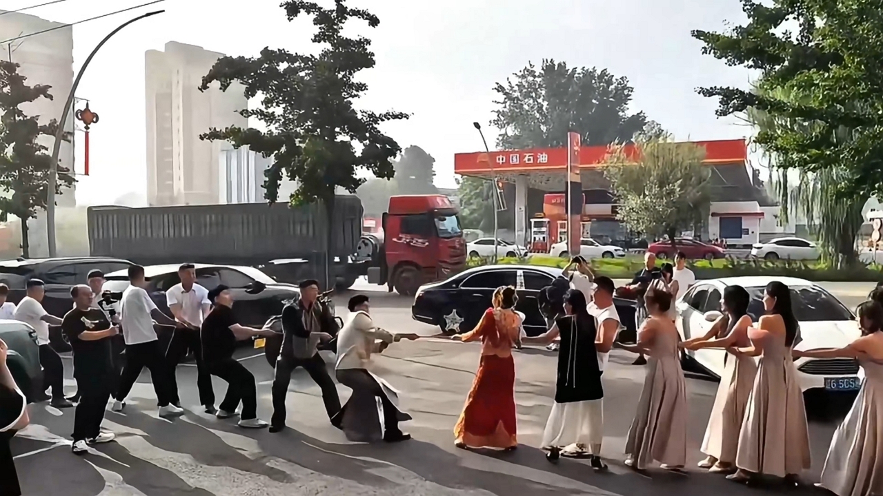 Tug-of-war rope breaks at Chinese wedding!