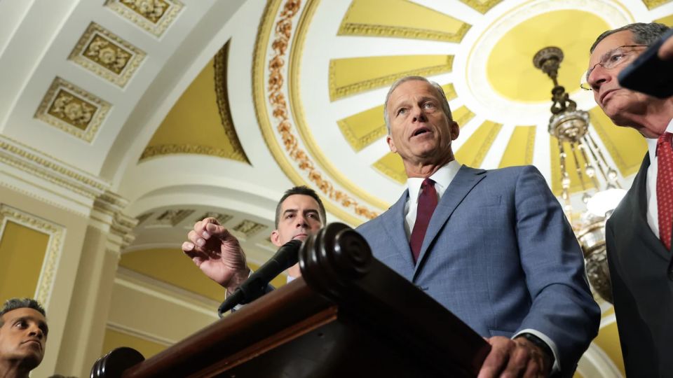 El líder de la mayoría del Senado, John Thune, habla con los periodistas en el Capitolio de EE.UU., el 29 de julio de 2026. - Anna Moneymaker/Getty Images