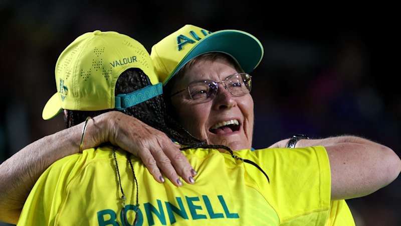 Aussie becomes oldest ever gold medallist; cyclist wins over 'idol'