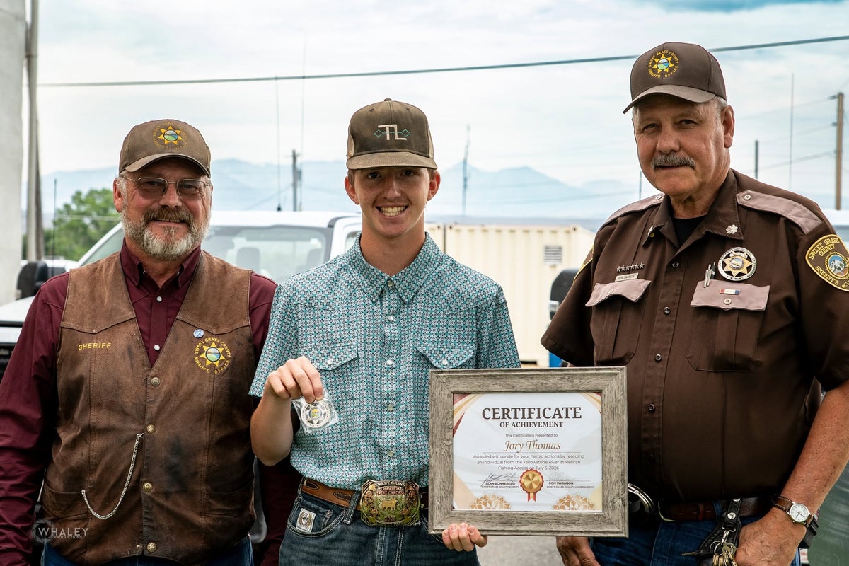 Montana teen uses rodeo lasso to save man drowning in river